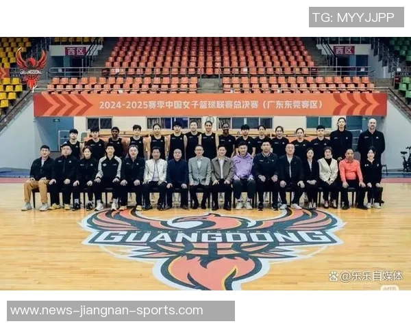 广东男篮主帅杜锋亲临现场助威广东女篮新赛季首战精彩揭幕